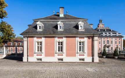 Schloss Bruchsal - Hofkontrollamt / Schlossverwaltung - Von Westen - Blick nach Osten auf die Westseite des Hofkontrollamts, links im Hintergrund der nördliche Remisenbau, rechts der Kanzleibau (aufgenommen im September 2018, am späten Nachmittag) Schloss Bruchsal - Hofkontrollamt / Schlossverwaltung - Von Westen - Blick nach Osten auf die Westseite des Hofkontrollamts, links im Hintergrund der nördliche Remisenbau, rechts der Kanzleibau (aufgenommen im September 2018, am späten Nachmittag)