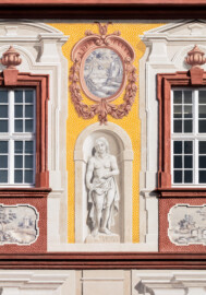 Schloss Bruchsal - Kammerflügel / Amtsgericht - Von Westen - Blick vom Nebendienstdienerbau auf die Westfassade des Kammerflügels mit der Figur der Venus (römische Göttin der Liebe und der Schönheit) (gemalt von Walter Maschke), fünf Landschaftgrisaillen und der illusionistischen Fassadenmalerei (ursprünglich gemalt von Giovanni Francesco Marchini, zwischen 1732 und 1737) (aufgenommen im September 2018, am späten Nachmittag) Schloss Bruchsal - Kammerflügel / Amtsgericht - Von Westen - Blick vom Nebendienstdienerbau auf die Westfassade des Kammerflügels mit der Figur der Venus (römische Göttin der Liebe und der Schönheit) (gemalt von Walter Maschke), fünf Landschaftgrisaillen und der illusionistischen Fassadenmalerei (ursprünglich gemalt von Giovanni Francesco Marchini, zwischen 1732 und 1737) (aufgenommen im September 2018, am späten Nachmittag)