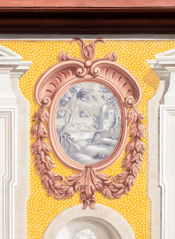 Schloss Bruchsal - Kammerflügel / Amtsgericht - Von Westen - Blick vom Nebendienstdienerbau auf die Westfassade des Kammerflügels mit der obenen rechten Landschaftgrisaille und der illusionistischen Fassadenmalerei (ursprünglich gemalt von Giovanni Francesco Marchini, zwischen 1732 und 1737) (aufgenommen im September 2018, am späten Nachmittag) Schloss Bruchsal - Kammerflügel / Amtsgericht - Von Westen - Blick vom Nebendienstdienerbau auf die Westfassade des Kammerflügels mit der obenen rechten Landschaftgrisaille und der illusionistischen Fassadenmalerei (ursprünglich gemalt von Giovanni Francesco Marchini, zwischen 1732 und 1737) (aufgenommen im September 2018, am späten Nachmittag)