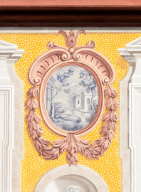 Schloss Bruchsal - Kammerflügel / Amtsgericht - Von Westen - Blick vom Nebendienstdienerbau auf die Westfassade des Kammerflügels mit der obenen linken Landschaftgrisaille und der illusionistischen Fassadenmalerei (ursprünglich gemalt von Giovanni Francesco Marchini, zwischen 1732 und 1737) (aufgenommen im September 2018, am späten Nachmittag) Schloss Bruchsal - Kammerflügel / Amtsgericht - Von Westen - Blick vom Nebendienstdienerbau auf die Westfassade des Kammerflügels mit der obenen linken Landschaftgrisaille und der illusionistischen Fassadenmalerei (ursprünglich gemalt von Giovanni Francesco Marchini, zwischen 1732 und 1737) (aufgenommen im September 2018, am späten Nachmittag)