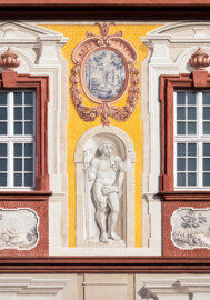 Schloss Bruchsal - Kammerflügel / Amtsgericht - Von Westen - Blick vom Nebendienstdienerbau auf die Westfassade des Kammerflügels mit der Figur des Paris (Sohn des trojanischen Königs Priamos) (gemalt von Walter Maschke), fünf Landschaftgrisaillen und der illusionistischen Fassadenmalerei (ursprünglich gemalt von Giovanni Francesco Marchini, zwischen 1732 und 1737) (aufgenommen im September 2018, am späten Nachmittag) Schloss Bruchsal - Kammerflügel / Amtsgericht - Von Westen - Blick vom Nebendienstdienerbau auf die Westfassade des Kammerflügels mit der Figur des Paris (Sohn des trojanischen Königs Priamos) (gemalt von Walter Maschke), fünf Landschaftgrisaillen und der illusionistischen Fassadenmalerei (ursprünglich gemalt von Giovanni Francesco Marchini, zwischen 1732 und 1737) (aufgenommen im September 2018, am späten Nachmittag)
