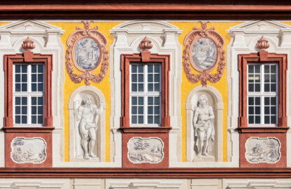 Schloss Bruchsal - Kammerflügel / Amtsgericht - Von Westen - Blick vom Nebendienstdienerbau auf die Westfassade des Kammerflügels mit den Figuren von Paris (Sohn des trojanischen Königs Priamos) und Venus (römische Göttin der Liebe und der Schönheit) (gemalt von Walter Maschke), fünf Landschaftgrisaillen und der illusionistischen Fassadenmalerei (ursprünglich gemalt von Giovanni Francesco Marchini, zwischen 1732 und 1737) (aufgenommen im September 2018, am späten Nachmittag)