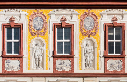 Schloss Bruchsal - Kammerflügel / Amtsgericht - Von Westen - Blick vom Nebendienstdienerbau auf die Westfassade des Kammerflügels mit den Figuren von Paris (Sohn des trojanischen Königs Priamos) und Venus (römische Göttin der Liebe und der Schönheit) (gemalt von Walter Maschke), fünf Landschaftgrisaillen und der illusionistischen Fassadenmalerei (ursprünglich gemalt von Giovanni Francesco Marchini, zwischen 1732 und 1737) (aufgenommen im September 2018, am späten Nachmittag) Schloss Bruchsal - Kammerflügel / Amtsgericht - Von Westen - Blick vom Nebendienstdienerbau auf die Westfassade des Kammerflügels mit den Figuren von Paris (Sohn des trojanischen Königs Priamos) und Venus (römische Göttin der Liebe und der Schönheit) (gemalt von Walter Maschke), fünf Landschaftgrisaillen und der illusionistischen Fassadenmalerei (ursprünglich gemalt von Giovanni Francesco Marchini, zwischen 1732 und 1737) (aufgenommen im September 2018, am späten Nachmittag)