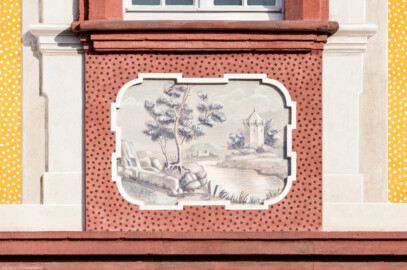 Schloss Bruchsal - Kammerflügel / Amtsgericht - Von Westen - Blick vom Nebendienstdienerbau auf die Westfassade des Kammerflügels mit der unteren mittleren Landschaftgrisaille und der illusionistischen Fassadenmalerei (ursprünglich gemalt von Giovanni Francesco Marchini, zwischen 1732 und 1737) (aufgenommen im September 2018, am späten Nachmittag)