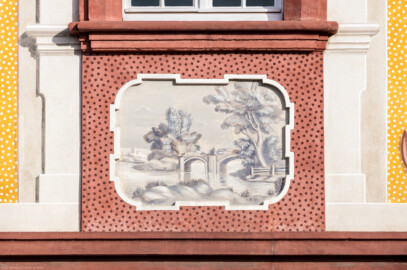 Schloss Bruchsal - Kammerflügel / Amtsgericht - Von Westen - Blick vom Nebendienstdienerbau auf die Westfassade des Kammerflügels mit der unteren rechten Landschaftgrisaille und der illusionistischen Fassadenmalerei (ursprünglich gemalt von Giovanni Francesco Marchini, zwischen 1732 und 1737) (aufgenommen im September 2018, am späten Nachmittag) Schloss Bruchsal - Kammerflügel / Amtsgericht - Von Westen - Blick vom Nebendienstdienerbau auf die Westfassade des Kammerflügels mit der unteren rechten Landschaftgrisaille und der illusionistischen Fassadenmalerei (ursprünglich gemalt von Giovanni Francesco Marchini, zwischen 1732 und 1737) (aufgenommen im September 2018, am späten Nachmittag)