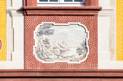 Schloss Bruchsal - Kammerflügel / Amtsgericht - Von Westen - Blick vom Nebendienstdienerbau auf die Westfassade des Kammerflügels mit der unteren linken Landschaftgrisaille und der illusionistischen Fassadenmalerei (ursprünglich gemalt von Giovanni Francesco Marchini, zwischen 1732 und 1737) (aufgenommen im September 2018, am späten Nachmittag) Schloss Bruchsal - Kammerflügel / Amtsgericht - Von Westen - Blick vom Nebendienstdienerbau auf die Westfassade des Kammerflügels mit der unteren linken Landschaftgrisaille und der illusionistischen Fassadenmalerei (ursprünglich gemalt von Giovanni Francesco Marchini, zwischen 1732 und 1737) (aufgenommen im September 2018, am späten Nachmittag)