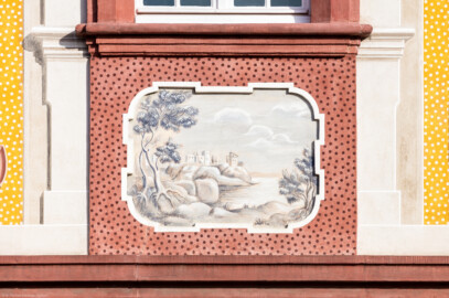 Schloss Bruchsal - Kammerflügel / Amtsgericht - Von Westen - Blick vom Nebendienstdienerbau auf die Westfassade des Kammerflügels mit der unteren linken Landschaftgrisaille und der illusionistischen Fassadenmalerei (ursprünglich gemalt von Giovanni Francesco Marchini, zwischen 1732 und 1737) (aufgenommen im September 2018, am späten Nachmittag) Schloss Bruchsal - Kammerflügel / Amtsgericht - Von Westen - Blick vom Nebendienstdienerbau auf die Westfassade des Kammerflügels mit der unteren linken Landschaftgrisaille und der illusionistischen Fassadenmalerei (ursprünglich gemalt von Giovanni Francesco Marchini, zwischen 1732 und 1737) (aufgenommen im September 2018, am späten Nachmittag)