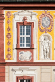 Schloss Bruchsal - Kammerflügel / Amtsgericht - Von Westen - Blick vom Nebendienstdienerbau auf die Westfassade des Kammerflügels mit der Figur des Paris (Sohn des trojanischen Königs Priamos) (gemalt von Walter Maschke), zwei Landschaftgrisaillen und der illusionistischen Fassadenmalerei (ursprünglich gemalt von Giovanni Francesco Marchini, zwischen 1732 und 1737) (aufgenommen im September 2018, am späten Nachmittag) Schloss Bruchsal - Kammerflügel / Amtsgericht - Von Westen - Blick vom Nebendienstdienerbau auf die Westfassade des Kammerflügels mit der Figur des Paris (Sohn des trojanischen Königs Priamos) (gemalt von Walter Maschke), zwei Landschaftgrisaillen und der illusionistischen Fassadenmalerei (ursprünglich gemalt von Giovanni Francesco Marchini, zwischen 1732 und 1737) (aufgenommen im September 2018, am späten Nachmittag)