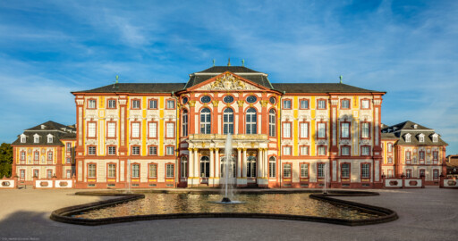 Schloss Bruchsal - Hauptbau / Corps de Logis - Von Außen - Gartenseite - Von Westen - Blick von der Schlossterrasse auf die Westfassaden des Hauptbaus, des Kammerflügels und des Kirchenflügels im Abendlicht (aufgenommen im September 2018, am frühen Abend)