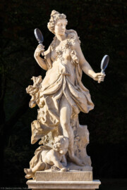 Schloss Bruchsal - Garten - Hauptachse, Südseite, 1. Skulptur von Osten - Skulptur "Der Frühling" aus dem Skulpturenensemble "Vier Jahreszeiten" (Kopie; Original gehauen 1759 von Joachim Günther, befindet sich im Harvard Art Museum / Fogg Museum) (aufgenommen im September 2018, am Vormittag)
