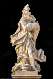 Schloss Bruchsal - Garten - Hauptachse, Südseite, 2. Skulptur von Osten - Skulptur "Der Winter" aus dem Skulpturenensemble "Vier Jahreszeiten" (Kopie; Original gehauen 1759 von Joachim Günther, befindet sich im Harvard Art Museum / Fogg Museum) (aufgenommen im September 2018, am Vormittag)