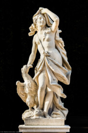 Schloss Bruchsal - Schlossgarten - Hauptachse, Südseite, 3. Skulptur von Osten - Skulptur "Die Luft" aus dem Skulpturenensemble "Vier Elemente" (Kopie von Hans Volker Dursy; Original gehauen 1761 von Joachim Günther, befindet sich im Gartensaal des Hauptbaus) (aufgenommen im September 2018, am Vormittag)