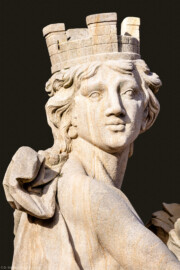 Schloss Bruchsal - Schlossgarten - Hauptachse, Südseite, 4. Skulptur von Osten - Kopf der Skulptur "Die Erde" aus dem Skulpturenensemble "Vier Elemente" (Kopie von Hans Volker Dursy; Original gehauen 1761 von Joachim Günther, befindet sich im Gartensaal des Hauptbaus) (aufgenommen im September 2018, am Vormittag)