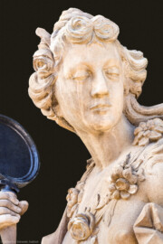 Schloss Bruchsal - Garten - Hauptachse, Südseite, 1. Skulptur von Osten - Kopf der Skulptur "Der Frühling" aus dem Skulpturenensemble "Vier Jahreszeiten" (Kopie; Original gehauen 1759 von Joachim Günther, befindet sich im Harvard Art Museum / Fogg Museum) (aufgenommen im September 2018, am Vormittag)