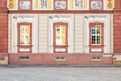 Schloss Bruchsal - Kammerflügel / Amtsgericht - Von Westen - Blick vom Nebendienstdienerbau auf den unteren Teil der Westfassade des Kammerflügels sowie der illusionistischen Fassadenmalerei (ursprünglich gemalt von Giovanni Francesco Marchini, zwischen 1732 und 1737) (aufgenommen im September 2018, am späten Vormittag) Schloss Bruchsal - Kammerflügel / Amtsgericht - Von Westen - Blick vom Nebendienstdienerbau auf den unteren Teil der Westfassade des Kammerflügels sowie der illusionistischen Fassadenmalerei (ursprünglich gemalt von Giovanni Francesco Marchini, zwischen 1732 und 1737) (aufgenommen im September 2018, am späten Vormittag)