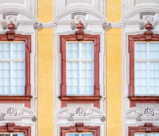 Schloss Bruchsal - Hauptbau - Von Außen / Von Norden - Drei Fenster der Bel Etage mit illusionistischer Fassadenmalerei (ursprünglich gemalt von Giovanni Francesco Marchini, zwischen 1732 und 1737) (aufgenommen im September 2018, am späten Vormittag) Schloss Bruchsal - Hauptbau - Von Außen / Von Norden - Drei Fenster der Bel Etage mit illusionistischer Fassadenmalerei (ursprünglich gemalt von Giovanni Francesco Marchini, zwischen 1732 und 1737) (aufgenommen im September 2018, am späten Vormittag)