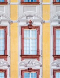 Schloss Bruchsal - Hauptbau - Von Außen / Von Norden - Fenster der Bel Etage mit illusionistischer Fassadenmalerei (ursprünglich gemalt von Giovanni Francesco Marchini, zwischen 1732 und 1737) (aufgenommen im September 2018, am späten Vormittag) Schloss Bruchsal - Hauptbau - Von Außen / Von Norden - Fenster der Bel Etage mit illusionistischer Fassadenmalerei (ursprünglich gemalt von Giovanni Francesco Marchini, zwischen 1732 und 1737) (aufgenommen im September 2018, am späten Vormittag)