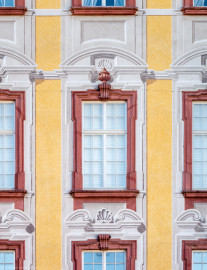 Schloss Bruchsal - Hauptbau - Von Außen / Von Norden - Fenster der Bel Etage mit illusionistischer Fassadenmalerei (ursprünglich gemalt von Giovanni Francesco Marchini, zwischen 1732 und 1737) (aufgenommen im September 2018, am späten Vormittag) Schloss Bruchsal - Hauptbau - Von Außen / Von Norden - Fenster der Bel Etage mit illusionistischer Fassadenmalerei (ursprünglich gemalt von Giovanni Francesco Marchini, zwischen 1732 und 1737) (aufgenommen im September 2018, am späten Vormittag)