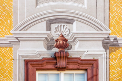 Schloss Bruchsal - Hauptbau - Von Außen / Von Norden - Details der illusionistischen Fassadenmalerei (ursprünglich gemalt von Giovanni Francesco Marchini, zwischen 1732 und 1737) (aufgenommen im September 2018, am späten Vormittag) Schloss Bruchsal - Hauptbau - Von Außen / Von Norden - Details der illusionistischen Fassadenmalerei (ursprünglich gemalt von Giovanni Francesco Marchini, zwischen 1732 und 1737) (aufgenommen im September 2018, am späten Vormittag)