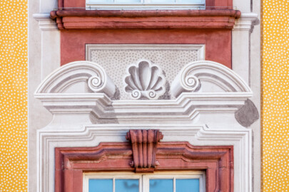 Schloss Bruchsal - Hauptbau - Von Außen / Von Norden - Details der illusionistischen Fassadenmalerei (ursprünglich gemalt von Giovanni Francesco Marchini, zwischen 1732 und 1737) (aufgenommen im September 2018, am späten Vormittag) Schloss Bruchsal - Hauptbau - Von Außen / Von Norden - Details der illusionistischen Fassadenmalerei (ursprünglich gemalt von Giovanni Francesco Marchini, zwischen 1732 und 1737) (aufgenommen im September 2018, am späten Vormittag)