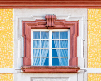 Schloss Bruchsal - Hauptbau - Von Außen / Von Norden - Fenster des obersten Geschosses mit illusionistischer Fassadenmalerei (ursprünglich gemalt von Giovanni Francesco Marchini, zwischen 1732 und 1737) (aufgenommen im September 2018, am späten Vormittag)