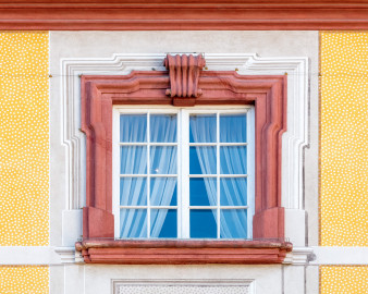 Schloss Bruchsal - Hauptbau - Von Außen / Von Norden - Fenster des obersten Geschosses mit illusionistischer Fassadenmalerei (ursprünglich gemalt von Giovanni Francesco Marchini, zwischen 1732 und 1737) (aufgenommen im September 2018, am späten Vormittag) Schloss Bruchsal - Hauptbau - Von Außen / Von Norden - Fenster des obersten Geschosses mit illusionistischer Fassadenmalerei (ursprünglich gemalt von Giovanni Francesco Marchini, zwischen 1732 und 1737) (aufgenommen im September 2018, am späten Vormittag)