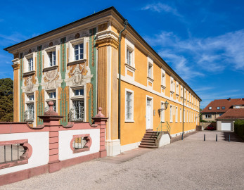 Schloss Bruchsal - Nördliche Orangerie / Nebendienstdienerbau - Von Außen - Von Südost - Blick auf die Ost- und Südfassade (aufgenommen im September 2018, um die Mittagszeit) Schloss Bruchsal - Nördliche Orangerie / Nebendienstdienerbau - Von Außen - Von Südost - Blick auf die Ost- und Südfassade (aufgenommen im September 2018, um die Mittagszeit)