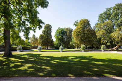 Schloss Bruchsal - Terrasse / Garten - Von Osten - Blick von der Westseite der südlichen Orangerie / des Kavaliersbaus nach Westen auf die Terrasse und den Garten (aufgenommen im September 2018, am späten Nachmittag)