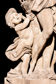Schloss Bruchsal - Garten - Hauptachse, Nordseite, 1. Skulptur von Osten - Kindliche Figur links unten der Skulptur "Der Sommer" aus dem Skulpturenensemble "Vier Jahreszeiten" (Kopie; Original gehauen 1759 von Joachim Günther, befindet sich im Harvard Art Museum / Fogg Museum) (aufgenommen im September 2018, am späten Nachmittag) Schloss Bruchsal - Garten - Hauptachse, Nordseite, 1. Skulptur von Osten - Kindliche Figur links unten der Skulptur "Der Sommer" aus dem Skulpturenensemble "Vier Jahreszeiten" (Kopie; Original gehauen 1759 von Joachim Günther, befindet sich im Harvard Art Museum / Fogg Museum) (aufgenommen im September 2018, am späten Nachmittag)