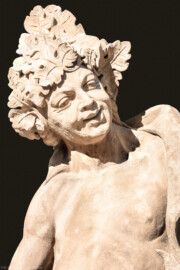 Schloss Bruchsal - Garten - Hauptachse, Nordseite, 2. Skulptur von Osten - Kopf der Skulptur "Der Herbst" aus dem Skulpturenensemble "Vier Jahreszeiten" (Kopie; Original gehauen 1759 von Joachim Günther, befindet sich im Harvard Art Museum / Fogg Museum) (aufgenommen im September 2018, am späten Nachmittag)
