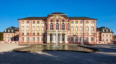 Schloss Bruchsal - Hauptbau / Corps de Logis - Von Außen - Von Westen / Gartenseite - Blick von der Schlossterrasse auf die Westfassaden des Hauptbaus (Mitte), des Kammerflügels (links) und des Kirchenflügels (rechts) (aufgenommen im September 2018, am späten Nachmittag) Schloss Bruchsal - Hauptbau / Corps de Logis - Von Außen - Von Westen / Gartenseite - Blick von der Schlossterrasse auf die Westfassaden des Hauptbaus (Mitte), des Kammerflügels (links) und des Kirchenflügels (rechts) (aufgenommen im September 2018, am späten Nachmittag)