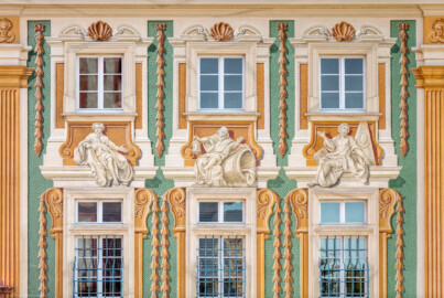 Schloss Bruchsal - Südliche Orangerie / Kavaliersbau - Von Außen - Nordseite - Von Norden - Blick auf die Nordfassade der Orangerie mit drei Allegorien bzw. Figuren (in der Mitte "Diogenes" (antiker griechischer Philosoph, mit Laterne und Fass), links und rechts zwei antike Philosophen) (Fassade der Orangerie ursprünglich gemalt von Giovanni Francesco Marchini, zwischen 1732 und 1737, restauriert von Josef Mariano Kitschker, zwischen 1900 und 1910, erneut restauriert von Klaus Siller (Fassadenmalerei) und  Walter Maschke (Allegorien), 1976) (aufgenommen im September 2018, am späten Vormittag)