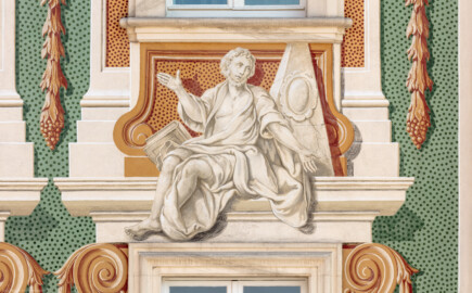 Schloss Bruchsal - Südliche Orangerie / Kavaliersbau - Von Außen - Nordseite - Von Norden - Blick auf die rechte / westliche Allegorie bzw. Figur: "Antiker Philosoph" (ursprünglich gemalt von Giovanni Francesco Marchini, zwischen 1732 und 1737, restauriert von Josef Mariano Kitschker, zwischen 1900 und 1910, erneut restauriert 1976 von Klaus Siller (Fassadenmalerei) und  Walter Maschke (Allegorien)) (aufgenommen im September 2018, am späten Vormittag)