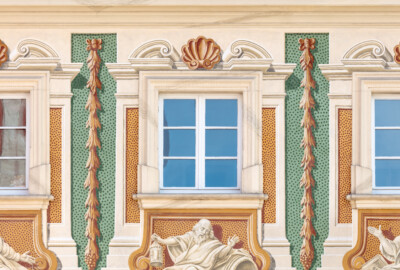 Schloss Bruchsal - Südliche Orangerie / Kavaliersbau - Von Außen - Nordseite, Mitte, oben - Von Norden - Blick auf den mittleren oberen Teil der Nordfassade mit Illusionsmalereien (ursprünglich gemalt von Giovanni Francesco Marchini, zwischen 1732 und 1737, restauriert von Josef Mariano Kitschker, zwischen 1900 und 1910, erneut restauriert 1976 von Klaus Siller (Fassadenmalerei) und  Walter Maschke (Allegorien)) (aufgenommen im September 2018, am späten Vormittag)