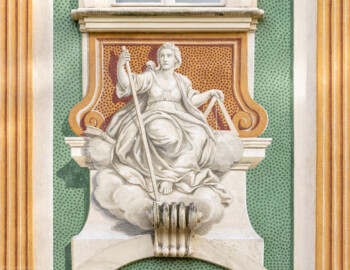Schloss Bruchsal - Südliche Orangerie / Kavaliersbau - Von Außen - Von Westen - Blick auf die 8. (von Norden/von links gezählt) Allegorie bzw. Figur: vermutlich die "Architektur" (ursprünglich gemalt von Giovanni Francesco Marchini, zwischen 1732 und 1737, restauriert von Josef Mariano Kitschker, zwischen 1900 und 1910, erneut restauriert von Klaus Siller (Fassadenmalerei) und  Walter Maschke (Allegorien), 1976) (aufgenommen im September 2018, am späten Nachmittag)