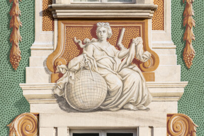 Schloss Bruchsal - Südliche Orangerie / Kavaliersbau - Von Außen - Von Westen - Blick auf die 1. (von Norden/von links gezählt) Allegorie bzw. Figur: vermutlich die "Geografie" (ursprünglich gemalt von Giovanni Francesco Marchini, zwischen 1732 und 1737, restauriert von Josef Mariano Kitschker, zwischen 1900 und 1910, erneut restauriert von Klaus Siller (Fassadenmalerei) und  Walter Maschke (Allegorien), 1976) (aufgenommen im September 2018, am späten Nachmittag)