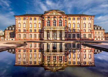 Schloss Bruchsal - Hauptbau - Von Außen / Von Westen / Gartenseite - Blick von der Schlossterrasse auf die Westfassaden des Hauptbaus, des Kammerflügels und des Kirchenflügels (aufgenommen im September 2018, am späten Nachmittag)