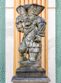 Schloss Bruchsal - Südliche Orangerie / Kavaliersbau, Westseite - Von Westen - Zwerg auf der Balustrade (links/nördlich der Mitte) (gehauen von Joachim Günther) (aufgenommen im September 2018, am Vormittag)