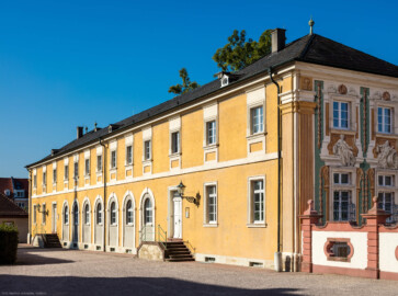 Schloss Bruchsal - Südliche Orangerie / Kavaliersbau - Von Außen / Von Nordosten - Blick von der Südfassade des Hauptbaus auf die Ostfassade der Orangerie (aufgenommen im September 2018, am späten Vormittag)