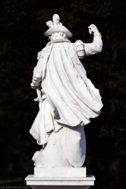 Schloss Bruchsal - Schlossterrasse, Westseite / Schlossgarten, Ostseite - 1. Skulptur von Süden - Blick von der Terrasse auf einen "Hellebardier", als "Wächter" des Schlosses (gehauen von Joachim Günther, 1758 bis 1763) (aufgenommen im September 2018, am späten Vormittag) Schloss Bruchsal - Schlossterrasse, Westseite / Schlossgarten, Ostseite - 1. Skulptur von Süden - Blick von der Terrasse auf einen "Hellebardier", als "Wächter" des Schlosses (gehauen von Joachim Günther, 1758 bis 1763) (aufgenommen im September 2018, am späten Vormittag)