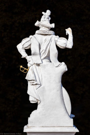 Schloss Bruchsal - Schlossterrasse, Westseite / Schlossgarten, Ostseite - 2. Skulptur von Süden - Blick von der Terrasse auf einen "Hellebardier", als "Wächter" des Schlosses (gehauen von Joachim Günther, 1758 bis 1763) (aufgenommen im September 2018, am späten Vormittag) Schloss Bruchsal - Schlossterrasse, Westseite / Schlossgarten, Ostseite - 2. Skulptur von Süden - Blick von der Terrasse auf einen "Hellebardier", als "Wächter" des Schlosses (gehauen von Joachim Günther, 1758 bis 1763) (aufgenommen im September 2018, am späten Vormittag)