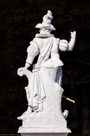 Schloss Bruchsal - Schlossterrasse, Westseite / Schlossgarten, Ostseite - 3. Skulptur von Süden - Blick von der Terrasse auf einen "Hellebardier", als "Wächter" des Schlosses (gehauen von Joachim Günther, 1758 bis 1763) (aufgenommen im September 2018, am späten Vormittag) Schloss Bruchsal - Schlossterrasse, Westseite / Schlossgarten, Ostseite - 3. Skulptur von Süden - Blick von der Terrasse auf einen "Hellebardier", als "Wächter" des Schlosses (gehauen von Joachim Günther, 1758 bis 1763) (aufgenommen im September 2018, am späten Vormittag)