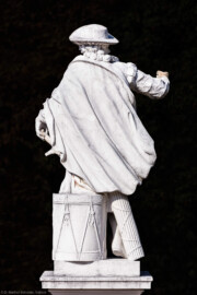 Schloss Bruchsal - Schlossterrasse, Westseite / Schlossgarten, Ostseite - 4. Skulptur von Süden - Blick von der Terrasse auf einen "Hellebardier", als "Wächter" des Schlosses (gehauen von Joachim Günther, 1758 bis 1763) (aufgenommen im September 2018, am späten Vormittag)