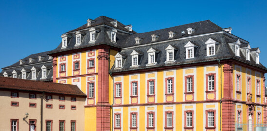 Schloss Bruchsal - Kirchenflügel / Hofkirche - Von Süden - Blick von der Schönbornstraße auf die Südostseite des Kirchenflügels mit dem Mittelrisalit und (links) dem "Finsteren Gang" (aufgenommen im September 2018, am frühen Nachmittag)