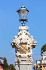 Schloss Bruchsal - Ehrenhof - Südliches Tor, östlicher Torpfosten, Südseite - Blick auf den Torpfosten mit Laterne und dem Familienwappen von Franz Christoph von Hutten zum Stolzenberg (aufgenommen im September 2018, am frühen Vormittag) Schloss Bruchsal - Ehrenhof - Südliches Tor, östlicher Torpfosten, Südseite - Blick auf den Torpfosten mit Laterne und dem Familienwappen von Franz Christoph von Hutten zum Stolzenberg (aufgenommen im September 2018, am frühen Vormittag)
