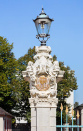 Schloss Bruchsal - Ehrenhof - Nördliches Tor, östlicher Torpfosten, Südseite - Blick auf den Torpfosten mit Laterne und dem Porträt von Damian August Philipp Karl Reichsgraf von Limburg-Stirum (aufgenommen im September 2018, am frühen Nachmittag) Schloss Bruchsal - Ehrenhof - Nördliches Tor, östlicher Torpfosten, Südseite - Blick auf den Torpfosten mit Laterne und dem Porträt von Damian August Philipp Karl Reichsgraf von Limburg-Stirum (aufgenommen im September 2018, am frühen Nachmittag)