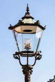 Schloss Bruchsal - Ehrenhof - Blick nach oben auf eine der Laternen des Ehrenhofs (aufgenommen im September 2018, am Nachmittag) Schloss Bruchsal - Ehrenhof - Blick nach oben auf eine der Laternen des Ehrenhofs (aufgenommen im September 2018, am Nachmittag)