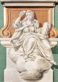 Schloss Bruchsal - Südliche Orangerie / Kavaliersbau - Von Außen - Von Westen - Blick auf die 4. (von Norden/von links gezählt) Allegorie bzw. Figur: vermutlich die "Schauspielerei" (ursprünglich gemalt von Giovanni Francesco Marchini, zwischen 1732 und 1737, restauriert von Josef Mariano Kitschker, zwischen 1900 und 1910, erneut restauriert von Klaus Siller (Fassadenmalerei) und  Walter Maschke (Allegorien), 1976) (aufgenommen im September 2018, am Nachmittag)