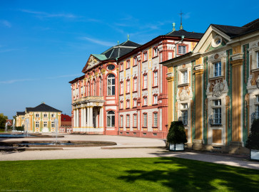 Schloss Bruchsal - Hauptbau / Orangerien - Von Südwest - Blick von der südwestlichen Schlossterrasse auf die Westfassade des Corps de Logis (Mitte), die nördliche (links) und die südliche (rechts) Orangerie (aufgenommen im September 2018, am späten Nachmittag) Schloss Bruchsal - Hauptbau / Orangerien - Von Südwest - Blick von der südwestlichen Schlossterrasse auf die Westfassade des Corps de Logis (Mitte), die nördliche (links) und die südliche (rechts) Orangerie (aufgenommen im September 2018, am späten Nachmittag)