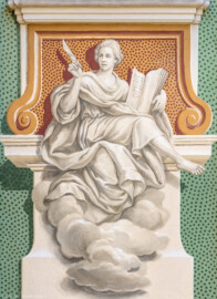 Schloss Bruchsal - Südliche Orangerie / Kavaliersbau - Von Außen - Von Westen - Blick auf die 12. (von Norden/von links gezählt) Allegorie bzw. Figur: vermutlich die "Schriftstellerei" (ursprünglich gemalt von Giovanni Francesco Marchini, zwischen 1732 und 1737, restauriert von Josef Mariano Kitschker, zwischen 1900 und 1910, erneut restauriert von Klaus Siller (Fassadenmalerei) und  Walter Maschke (Allegorien), 1976) (aufgenommen im September 2018, am späten Nachmittag)